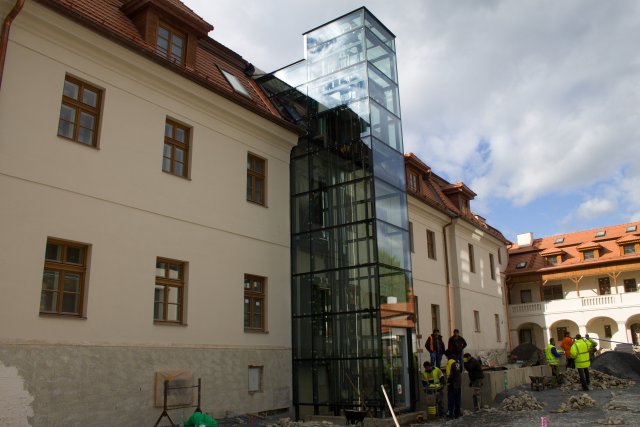 Po dlouhém jednání s památkáři byl nakonec zrealizován také prosklený výtah. Díky tomu je zajištěn bezbariérový přístup do všech částí domu. Foto: Milan Jedlička